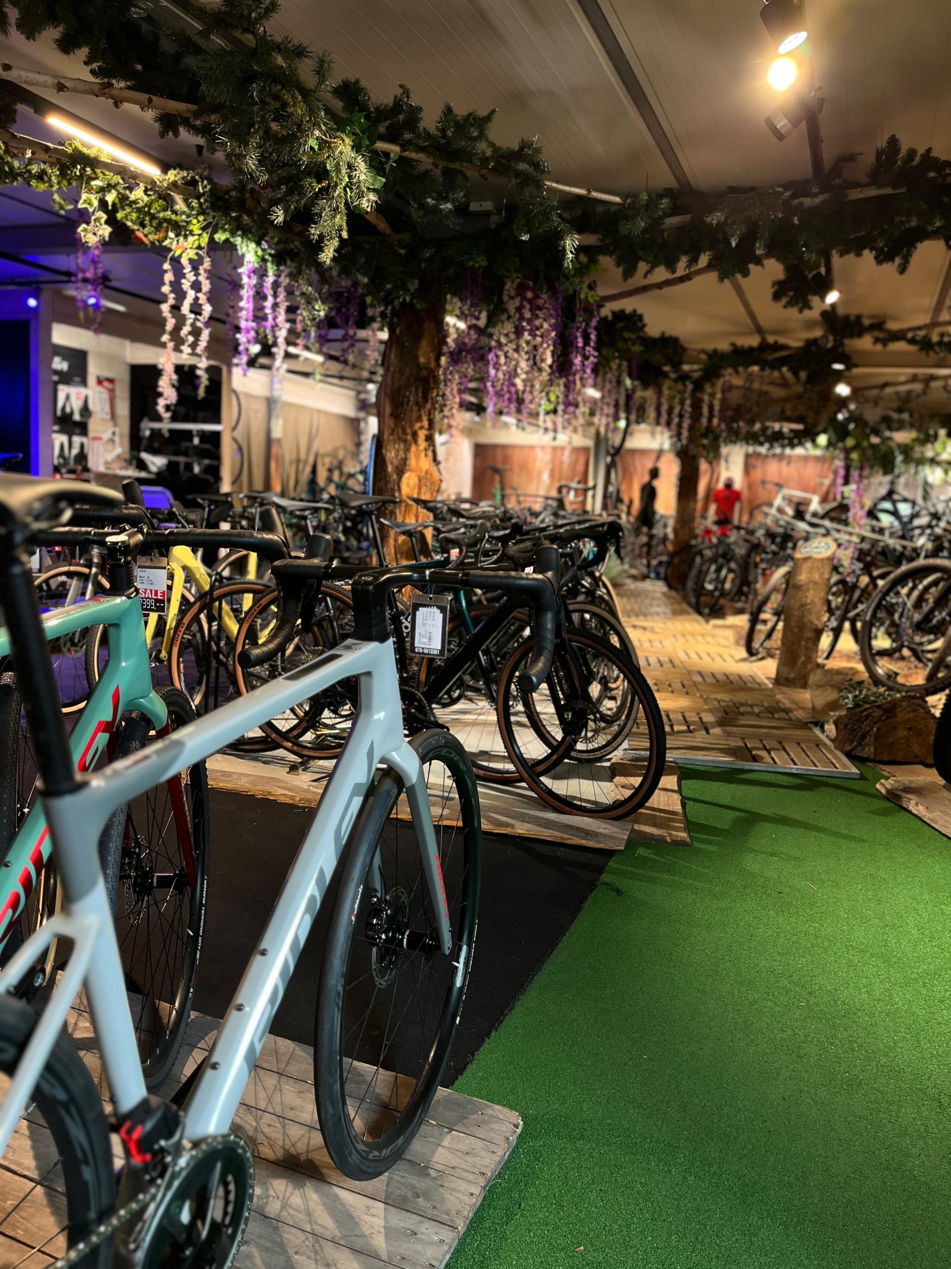 Sportieve fietsen in de showroom
