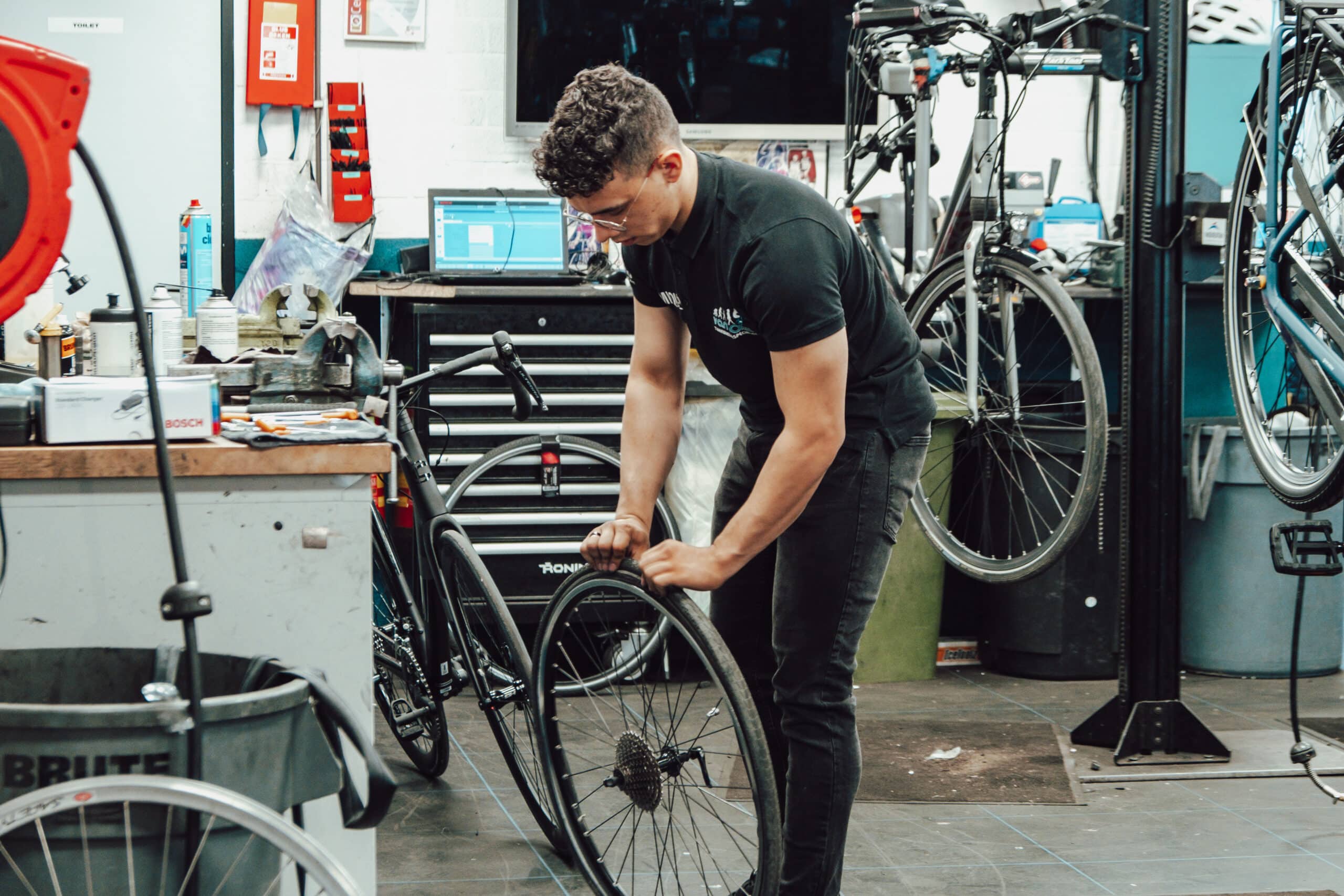 Monteur controleert e-bike bij Van Boxel